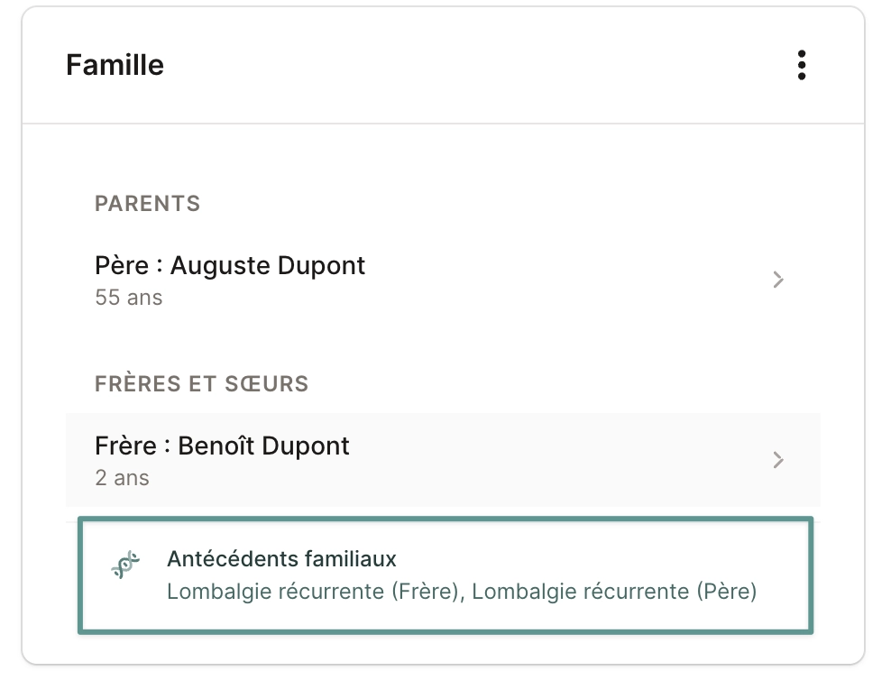 Encart « Antécédents familiaux » affichant, pour chaque membre lié, son nom, rôle familial, âge et un court résumé des antécédents médicaux, avec liens vers leurs fiches