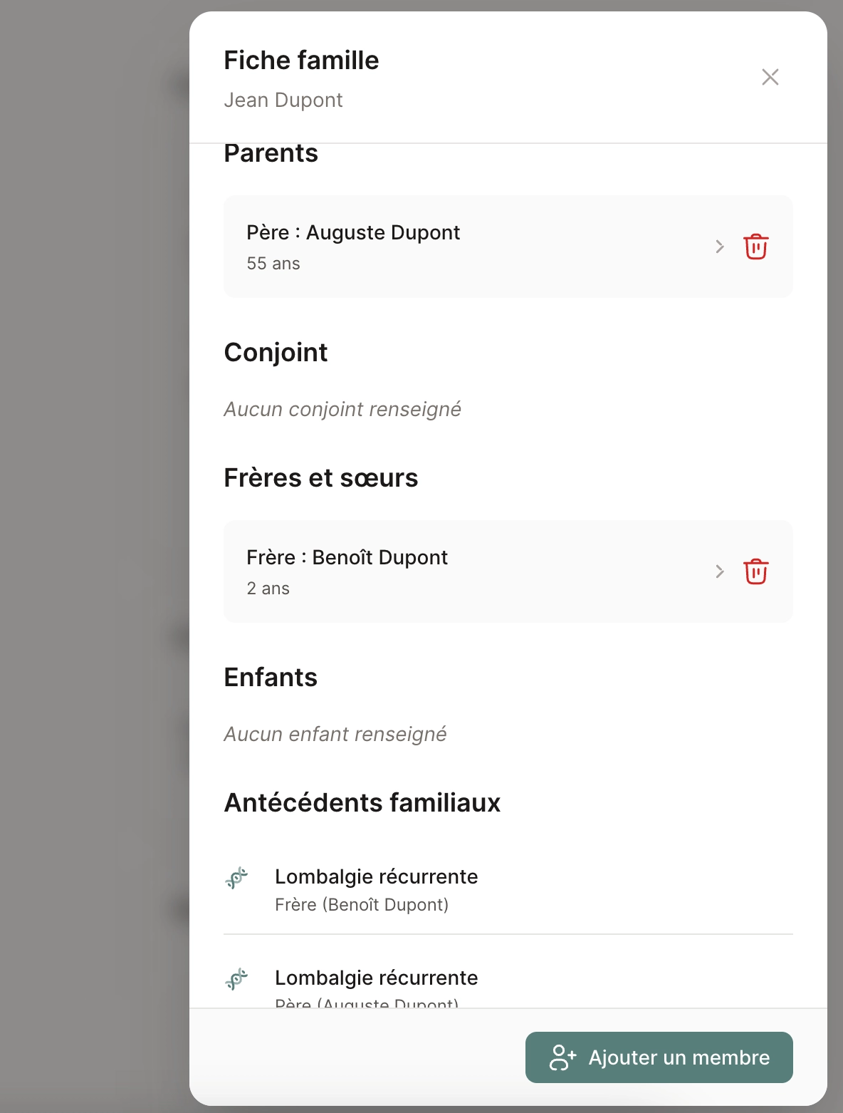 Vue latérale "Famille" : liste des membres liés (rôle et âge), résumés d’antécédents et liens vers leurs fiches