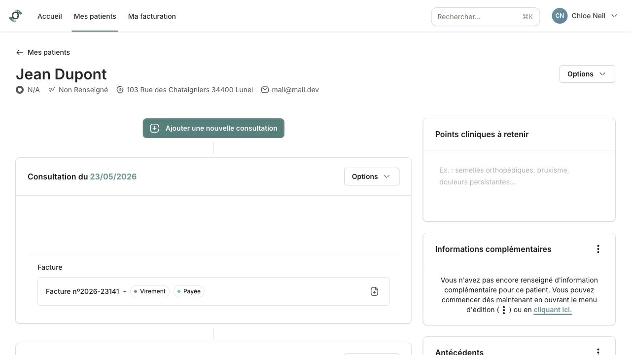 Dossier patient avec informations, historique de consultations et panneaux cliniques