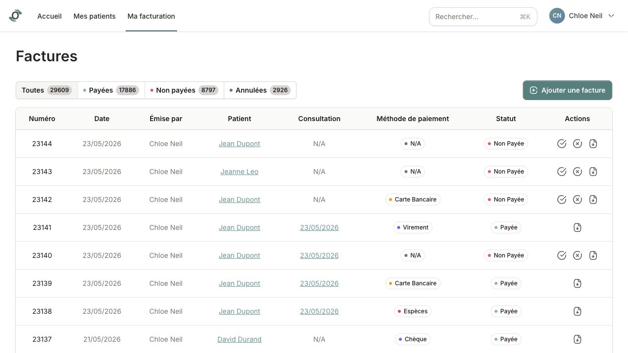 Tableau des factures avec filtres, statuts et actions de téléchargement, paiement et annulation